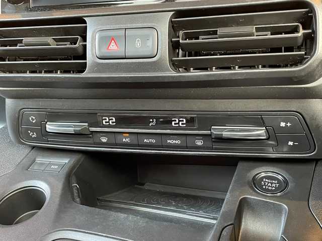 シトロエン ベルランゴ 愛知県 2020(令2)年 5.6万km ライトブルー ガラスルーフ/純正ディスプレイオーディオ/バックカメラ/サイドカメラ/360度カメラ/AppleCarPlay/サンブラインド/アクティブクルーズコントロール/ブラインドスポットアシスト/レーンキープ/ETC/ルーフレール