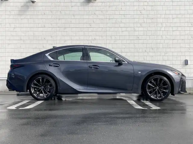 レクサス ＩＳ 300h Fスポーツ 静岡県 2023(令5)年 2.5万km ソニッククロム LEXUS Safety/純正10.3インチナビ/　AM FM CD DVD Bluetooth USB SD/フルセグTV/バックモニター/前後方ドライブレコーダー/レーダークルーズコントロール/LEDオートヘッドランプ/パワーシート(前席)/シートヒーター(前席)/前後方クリアランスソナー/純正19インチアルミホイール/パーキングアシスト/パドルシフト/ワンオーナー/レッドレザーシート/ビルトインETC2.0