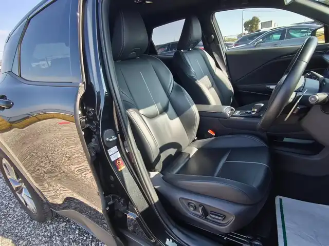 レクサス ＬＢＸ リラックス 静岡県 2024(令6)年 4.5万km ブラックマイカ 〇純正9.8インチディスプレイオーディオ/〇フルセグTV/〇AppleCarPlay/AndroidAuto/〇アドバンストドライブ/〇カラーヘッドアップディスプレイ/〇パノラミックビューモニター/〇ビルトインETC2.0/〇セーフティシステム＋/〇ブラインドスポットモニター/〇パワーバックドア/〇本革シート/〇シートヒーター/〇パワーシート/〇左右独立オートエアコン/〇革巻きステアリングホイール/〇パドルシフト/〇ステアリングヒーター/〇LEDヘッドライト/オートライト/〇純正18インチアルミ/〇スマートキー/〇禁煙車