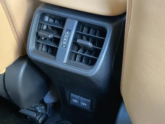 レクサス ＵＸ 200 バージョンC 静岡県 2022(令4)年 6.3万km ソニッククロム ムーンルーフ/純正12.3型ナビTV/ハンズフリーパワーバックドア/パノラミックビューモニター/ビルトインETC2.0/レーダークルーズコントロール/クリアランスソナー/ブラインドスポットモニター/セーフティシステムプラス/・プリクラッシュセーフティ/・レーントレーシングアシスト/・先行車発進告知機能/・ロードサインアシスト/・ドライバー異常時対応システム/純正OP三眼LEDヘッドランプ/アダプティブハイビームシステム/革巻きステアリング/ステアリングヒーター/パドルシフト/前席シートヒーター/純正17インチアルミホイール/スマートエントリー/スタートシステム