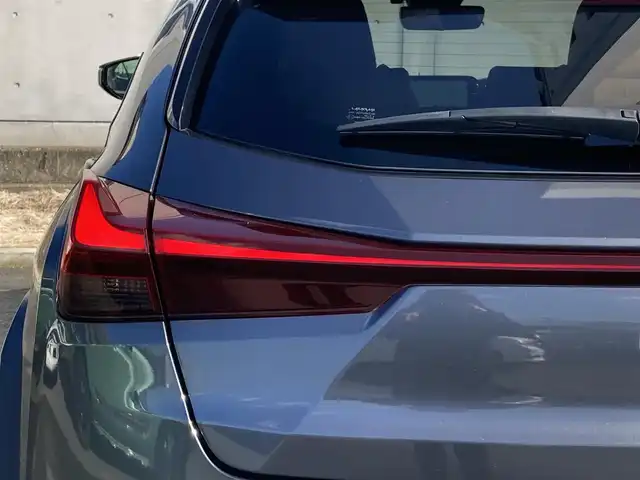 レクサス ＵＸ 200 バージョンC 静岡県 2022(令4)年 6.3万km ソニッククロム ムーンルーフ/純正12.3型ナビTV/ハンズフリーパワーバックドア/パノラミックビューモニター/ビルトインETC2.0/レーダークルーズコントロール/クリアランスソナー/ブラインドスポットモニター/セーフティシステムプラス/・プリクラッシュセーフティ/・レーントレーシングアシスト/・先行車発進告知機能/・ロードサインアシスト/・ドライバー異常時対応システム/純正OP三眼LEDヘッドランプ/アダプティブハイビームシステム/革巻きステアリング/ステアリングヒーター/パドルシフト/前席シートヒーター/純正17インチアルミホイール/スマートエントリー/スタートシステム