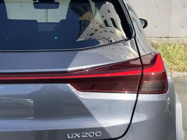 レクサス ＵＸ 200 バージョンC 静岡県 2022(令4)年 6.3万km ソニッククロム ムーンルーフ/純正12.3型ナビTV/ハンズフリーパワーバックドア/パノラミックビューモニター/ビルトインETC2.0/レーダークルーズコントロール/クリアランスソナー/ブラインドスポットモニター/セーフティシステムプラス/・プリクラッシュセーフティ/・レーントレーシングアシスト/・先行車発進告知機能/・ロードサインアシスト/・ドライバー異常時対応システム/純正OP三眼LEDヘッドランプ/アダプティブハイビームシステム/革巻きステアリング/ステアリングヒーター/パドルシフト/前席シートヒーター/純正17インチアルミホイール/スマートエントリー/スタートシステム