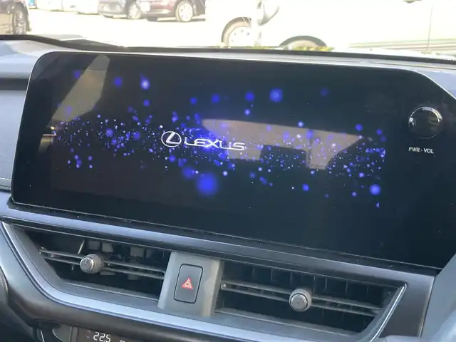 レクサス ＵＸ 200 バージョンC 静岡県 2022(令4)年 6.3万km ソニッククロム ムーンルーフ/純正12.3型ナビTV/ハンズフリーパワーバックドア/パノラミックビューモニター/ビルトインETC2.0/レーダークルーズコントロール/クリアランスソナー/ブラインドスポットモニター/セーフティシステムプラス/・プリクラッシュセーフティ/・レーントレーシングアシスト/・先行車発進告知機能/・ロードサインアシスト/・ドライバー異常時対応システム/純正OP三眼LEDヘッドランプ/アダプティブハイビームシステム/革巻きステアリング/ステアリングヒーター/パドルシフト/前席シートヒーター/純正17インチアルミホイール/スマートエントリー/スタートシステム