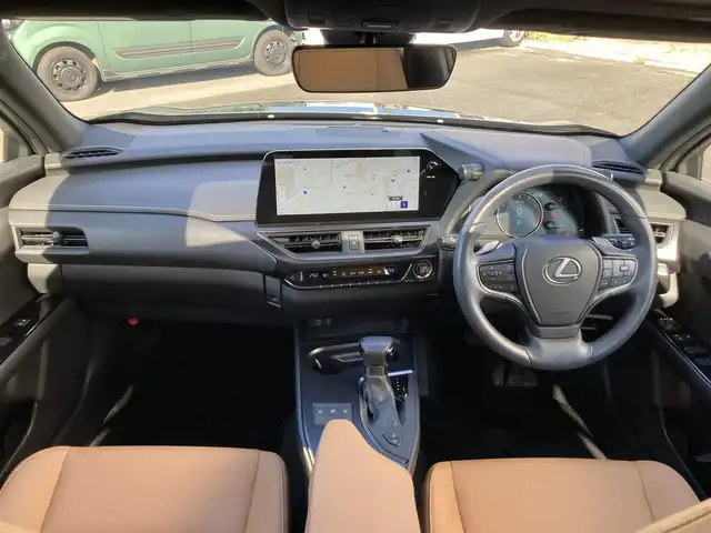 レクサス ＵＸ 200 バージョンC 静岡県 2022(令4)年 6.3万km ソニッククロム ムーンルーフ/純正12.3型ナビTV/ハンズフリーパワーバックドア/パノラミックビューモニター/ビルトインETC2.0/レーダークルーズコントロール/クリアランスソナー/ブラインドスポットモニター/セーフティシステムプラス/・プリクラッシュセーフティ/・レーントレーシングアシスト/・先行車発進告知機能/・ロードサインアシスト/・ドライバー異常時対応システム/純正OP三眼LEDヘッドランプ/アダプティブハイビームシステム/革巻きステアリング/ステアリングヒーター/パドルシフト/前席シートヒーター/純正17インチアルミホイール/スマートエントリー/スタートシステム