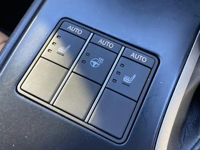 レクサス ＵＸ 200 バージョンC 静岡県 2022(令4)年 6.3万km ソニッククロム ムーンルーフ/純正12.3型ナビTV/ハンズフリーパワーバックドア/パノラミックビューモニター/ビルトインETC2.0/レーダークルーズコントロール/クリアランスソナー/ブラインドスポットモニター/セーフティシステムプラス/・プリクラッシュセーフティ/・レーントレーシングアシスト/・先行車発進告知機能/・ロードサインアシスト/・ドライバー異常時対応システム/純正OP三眼LEDヘッドランプ/アダプティブハイビームシステム/革巻きステアリング/ステアリングヒーター/パドルシフト/前席シートヒーター/純正17インチアルミホイール/スマートエントリー/スタートシステム