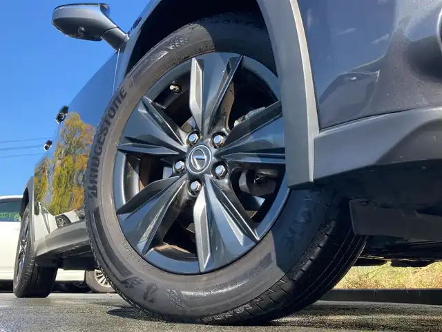 レクサス ＵＸ 200 バージョンC 静岡県 2022(令4)年 6.3万km ソニッククロム ムーンルーフ/純正12.3型ナビTV/ハンズフリーパワーバックドア/パノラミックビューモニター/ビルトインETC2.0/レーダークルーズコントロール/クリアランスソナー/ブラインドスポットモニター/セーフティシステムプラス/・プリクラッシュセーフティ/・レーントレーシングアシスト/・先行車発進告知機能/・ロードサインアシスト/・ドライバー異常時対応システム/純正OP三眼LEDヘッドランプ/アダプティブハイビームシステム/革巻きステアリング/ステアリングヒーター/パドルシフト/前席シートヒーター/純正17インチアルミホイール/スマートエントリー/スタートシステム