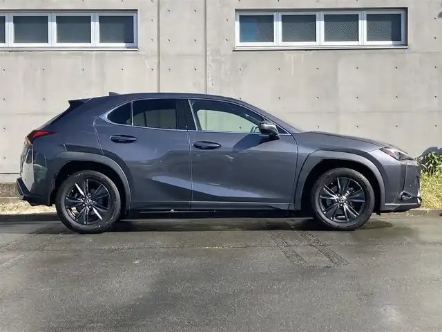 レクサス ＵＸ 200 バージョンC 静岡県 2022(令4)年 6.3万km ソニッククロム ムーンルーフ/純正12.3型ナビTV/ハンズフリーパワーバックドア/パノラミックビューモニター/ビルトインETC2.0/レーダークルーズコントロール/クリアランスソナー/ブラインドスポットモニター/セーフティシステムプラス/・プリクラッシュセーフティ/・レーントレーシングアシスト/・先行車発進告知機能/・ロードサインアシスト/・ドライバー異常時対応システム/純正OP三眼LEDヘッドランプ/アダプティブハイビームシステム/革巻きステアリング/ステアリングヒーター/パドルシフト/前席シートヒーター/純正17インチアルミホイール/スマートエントリー/スタートシステム