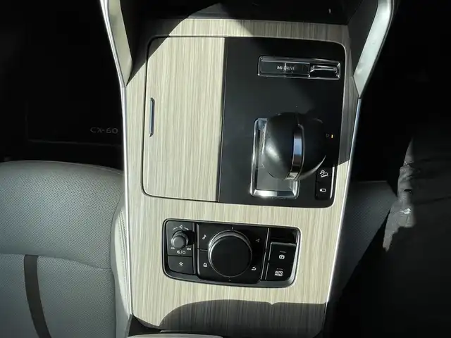 マツダ ＣＸ－６０ XD HV エクスクルーシブモダン 岡山県 2022(令4)年 3.5万km ロジウムホワイトプレミアムメタリック 12.3インチディスプレイ/フルセグTV、AM、FM、Bluetooth/AppleCarplay、AndroidAuto/BOSEサウンドシステム/白色ナッパレザー/アダブティブLEDヘッドライト/全方位モニター/レーンキープアシスト/緊急時車線維持支援/ブラインドスポットモニタリング/スマートブレーキサポート/・前方検知機能/・右直事故回避アシスト機能/・前進時左右接近物検知機能/・交差点事故回避アシスト機能/・後退時検知機能/・後退時左右接近物検知機能/前側方接近車両検知/マツダレーダークルーズコントロール/交通標識認識システム/クルージングトラフィックサポート/ドライバー異常時対応システム/ドライバーモニタリング/デイタイムランニングライト/ハンズフリー機能付きパワーリフトゲート/アクティブドライビングディスプレイ/アンビエントライト/12.3インチフル液晶メーター/運転席メモリーシート/前席シートヒーター/ステアリングヒーターF/前席ベンチレーション/前席パワーシート/USB端子　HDMI端子/ワイヤレス充電