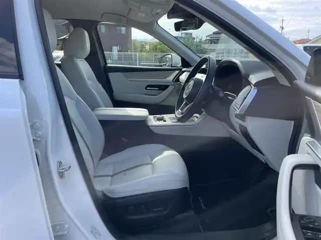 マツダ ＣＸ－６０ XD HV エクスクルーシブモダン 岡山県 2022(令4)年 3.5万km ロジウムホワイトプレミアムメタリック 12.3インチディスプレイ/フルセグTV、AM、FM、Bluetooth/AppleCarplay、AndroidAuto/BOSEサウンドシステム/白色ナッパレザー/アダブティブLEDヘッドライト/全方位モニター/レーンキープアシスト/緊急時車線維持支援/ブラインドスポットモニタリング/スマートブレーキサポート/・前方検知機能/・右直事故回避アシスト機能/・前進時左右接近物検知機能/・交差点事故回避アシスト機能/・後退時検知機能/・後退時左右接近物検知機能/前側方接近車両検知/マツダレーダークルーズコントロール/交通標識認識システム/クルージングトラフィックサポート/ドライバー異常時対応システム/ドライバーモニタリング/デイタイムランニングライト/ハンズフリー機能付きパワーリフトゲート/アクティブドライビングディスプレイ/アンビエントライト/12.3インチフル液晶メーター/運転席メモリーシート/前席シートヒーター/ステアリングヒーターF/前席ベンチレーション/前席パワーシート/USB端子　HDMI端子/ワイヤレス充電