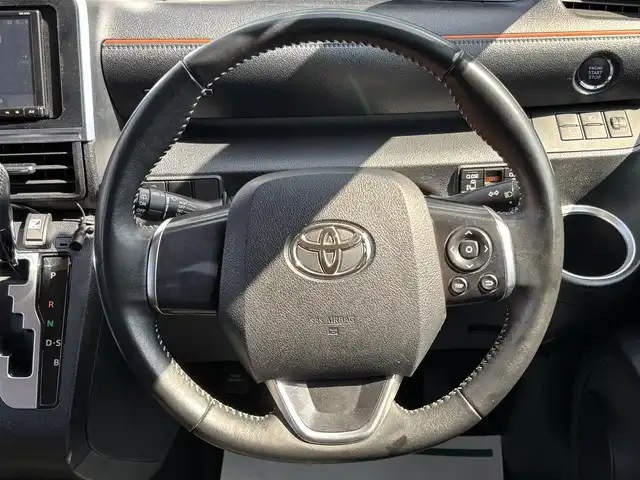 トヨタ シエンタ G 和歌山県 2021(令3)年 5.7万km ブラックマイカ 社外7型ナビ/バックカメラ/両側パワースライドドア/プリクラッシュセーフティー/レーンディパーチャーアラート/ドライブレコーダー/ETC/アイドリングストップ/ステアリングスイッチ/LEDヘッドライト/オートライト/オートマチックハイビーム