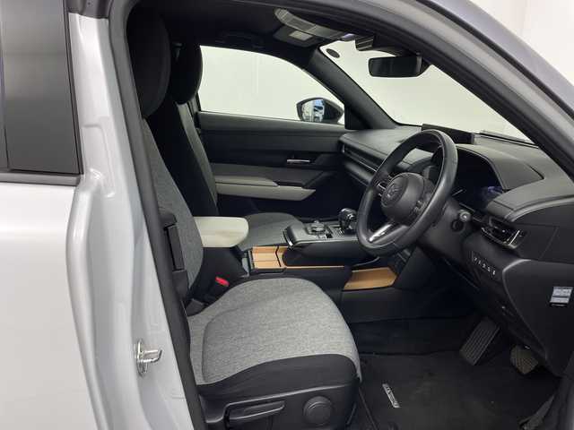 マツダ ＭＸ－３０ 鹿児島県 2020(令2)年 1.5万km セラミックメタリック 純正ナビ/（FM/AM/Bluetooth/USB/TV/HDMI/フルセグTV）/バックカメラ/全方位カメラ/オートマチックハイビーム/レーダークルーズコントロール/オートブレーキホールド/BSM/パドルシフト/純正フロアマット/純正AW/ヘッドアップディスプレイ/LEDヘッドライト/アイドリングストップ/スマートキー/AAC