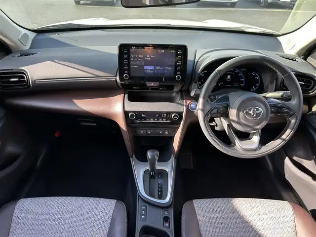 トヨタ ヤリスクロス ハイブリッド Z 愛媛県 2021(令3)年 3.4万km ホワイトパールクリスタルシャイン パノラミックビューモニター（全方位カメラ）/純正ディスプレイオーディオ/ナビ・Bluetooth・USB・フルセグTV・Miracast/パワーシート（D席）/シートヒーター（D・N席）/ハーフレザーシート（茶）/プリクラッシュセーフティシステム/アダプティブクルーズコントロール/レーンキープアシスト/オートハイビーム/ブラインドスポットモニター/リアクロストラフィックアラート/前後コーナーセンサー/AC1００V電源/LEDヘッドライト/純正18インチアルミ/禁煙車