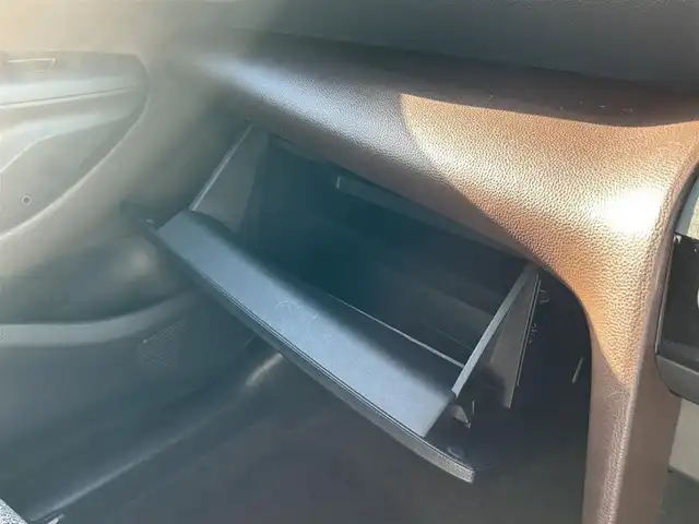 トヨタ ヤリスクロス ハイブリッド Z 愛媛県 2021(令3)年 3.4万km ホワイトパールクリスタルシャイン パノラミックビューモニター（全方位カメラ）/純正ディスプレイオーディオ/ナビ・Bluetooth・USB・フルセグTV・Miracast/パワーシート（D席）/シートヒーター（D・N席）/ハーフレザーシート（茶）/プリクラッシュセーフティシステム/アダプティブクルーズコントロール/レーンキープアシスト/オートハイビーム/ブラインドスポットモニター/リアクロストラフィックアラート/前後コーナーセンサー/AC1００V電源/LEDヘッドライト/純正18インチアルミ/禁煙車