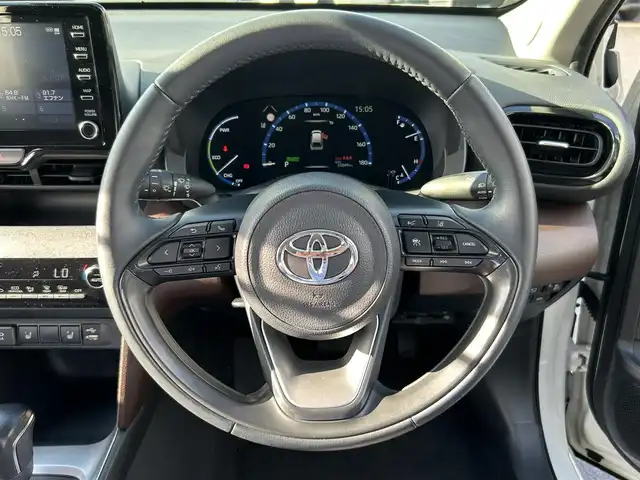 トヨタ ヤリスクロス ハイブリッド Z 愛媛県 2021(令3)年 3.4万km ホワイトパールクリスタルシャイン パノラミックビューモニター（全方位カメラ）/純正ディスプレイオーディオ/ナビ・Bluetooth・USB・フルセグTV・Miracast/パワーシート（D席）/シートヒーター（D・N席）/ハーフレザーシート（茶）/プリクラッシュセーフティシステム/アダプティブクルーズコントロール/レーンキープアシスト/オートハイビーム/ブラインドスポットモニター/リアクロストラフィックアラート/前後コーナーセンサー/AC1００V電源/LEDヘッドライト/純正18インチアルミ/禁煙車