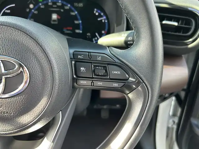 トヨタ ヤリスクロス ハイブリッド Z 愛媛県 2021(令3)年 3.4万km ホワイトパールクリスタルシャイン パノラミックビューモニター（全方位カメラ）/純正ディスプレイオーディオ/ナビ・Bluetooth・USB・フルセグTV・Miracast/パワーシート（D席）/シートヒーター（D・N席）/ハーフレザーシート（茶）/プリクラッシュセーフティシステム/アダプティブクルーズコントロール/レーンキープアシスト/オートハイビーム/ブラインドスポットモニター/リアクロストラフィックアラート/前後コーナーセンサー/AC1００V電源/LEDヘッドライト/純正18インチアルミ/禁煙車