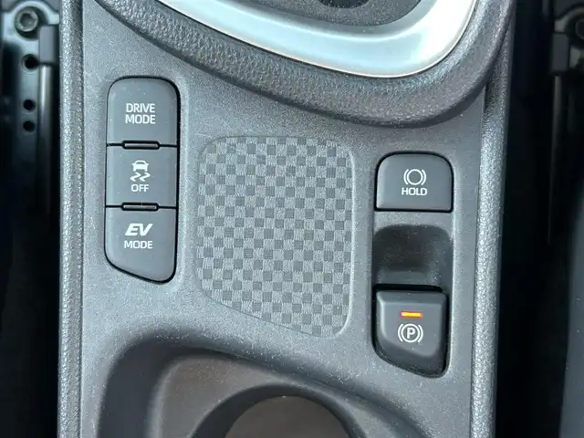 トヨタ ヤリスクロス ハイブリッド Z 愛媛県 2021(令3)年 3.4万km ホワイトパールクリスタルシャイン パノラミックビューモニター（全方位カメラ）/純正ディスプレイオーディオ/ナビ・Bluetooth・USB・フルセグTV・Miracast/パワーシート（D席）/シートヒーター（D・N席）/ハーフレザーシート（茶）/プリクラッシュセーフティシステム/アダプティブクルーズコントロール/レーンキープアシスト/オートハイビーム/ブラインドスポットモニター/リアクロストラフィックアラート/前後コーナーセンサー/AC1００V電源/LEDヘッドライト/純正18インチアルミ/禁煙車