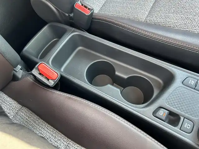 トヨタ ヤリスクロス ハイブリッド Z 愛媛県 2021(令3)年 3.4万km ホワイトパールクリスタルシャイン パノラミックビューモニター（全方位カメラ）/純正ディスプレイオーディオ/ナビ・Bluetooth・USB・フルセグTV・Miracast/パワーシート（D席）/シートヒーター（D・N席）/ハーフレザーシート（茶）/プリクラッシュセーフティシステム/アダプティブクルーズコントロール/レーンキープアシスト/オートハイビーム/ブラインドスポットモニター/リアクロストラフィックアラート/前後コーナーセンサー/AC1００V電源/LEDヘッドライト/純正18インチアルミ/禁煙車