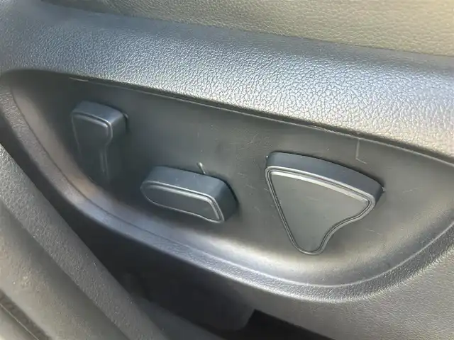 トヨタ ヤリスクロス ハイブリッド Z 愛媛県 2021(令3)年 3.4万km ホワイトパールクリスタルシャイン パノラミックビューモニター（全方位カメラ）/純正ディスプレイオーディオ/ナビ・Bluetooth・USB・フルセグTV・Miracast/パワーシート（D席）/シートヒーター（D・N席）/ハーフレザーシート（茶）/プリクラッシュセーフティシステム/アダプティブクルーズコントロール/レーンキープアシスト/オートハイビーム/ブラインドスポットモニター/リアクロストラフィックアラート/前後コーナーセンサー/AC1００V電源/LEDヘッドライト/純正18インチアルミ/禁煙車