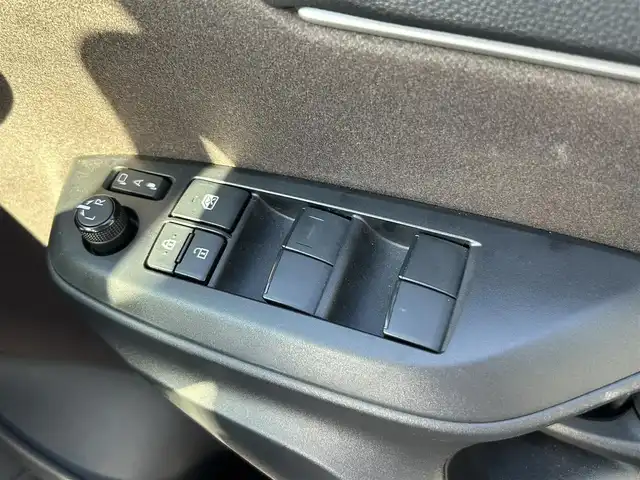 トヨタ ヤリスクロス ハイブリッド Z 愛媛県 2021(令3)年 3.4万km ホワイトパールクリスタルシャイン パノラミックビューモニター（全方位カメラ）/純正ディスプレイオーディオ/ナビ・Bluetooth・USB・フルセグTV・Miracast/パワーシート（D席）/シートヒーター（D・N席）/ハーフレザーシート（茶）/プリクラッシュセーフティシステム/アダプティブクルーズコントロール/レーンキープアシスト/オートハイビーム/ブラインドスポットモニター/リアクロストラフィックアラート/前後コーナーセンサー/AC1００V電源/LEDヘッドライト/純正18インチアルミ/禁煙車