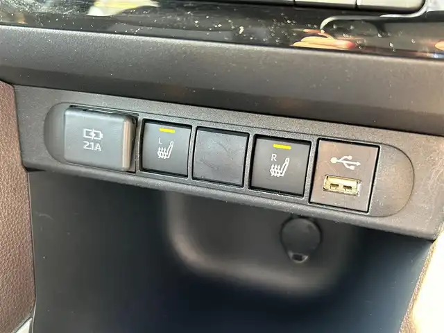 トヨタ ヤリスクロス ハイブリッド Z 愛媛県 2021(令3)年 3.4万km ホワイトパールクリスタルシャイン パノラミックビューモニター（全方位カメラ）/純正ディスプレイオーディオ/ナビ・Bluetooth・USB・フルセグTV・Miracast/パワーシート（D席）/シートヒーター（D・N席）/ハーフレザーシート（茶）/プリクラッシュセーフティシステム/アダプティブクルーズコントロール/レーンキープアシスト/オートハイビーム/ブラインドスポットモニター/リアクロストラフィックアラート/前後コーナーセンサー/AC1００V電源/LEDヘッドライト/純正18インチアルミ/禁煙車