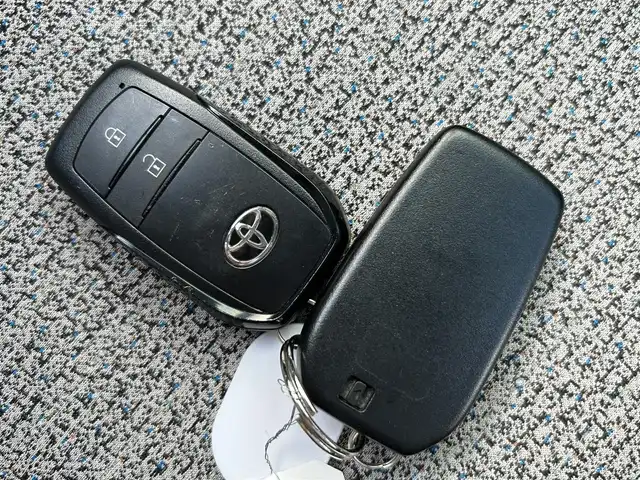 トヨタ ヤリスクロス ハイブリッド Z 愛媛県 2021(令3)年 3.4万km ホワイトパールクリスタルシャイン パノラミックビューモニター（全方位カメラ）/純正ディスプレイオーディオ/ナビ・Bluetooth・USB・フルセグTV・Miracast/パワーシート（D席）/シートヒーター（D・N席）/ハーフレザーシート（茶）/プリクラッシュセーフティシステム/アダプティブクルーズコントロール/レーンキープアシスト/オートハイビーム/ブラインドスポットモニター/リアクロストラフィックアラート/前後コーナーセンサー/AC1００V電源/LEDヘッドライト/純正18インチアルミ/禁煙車