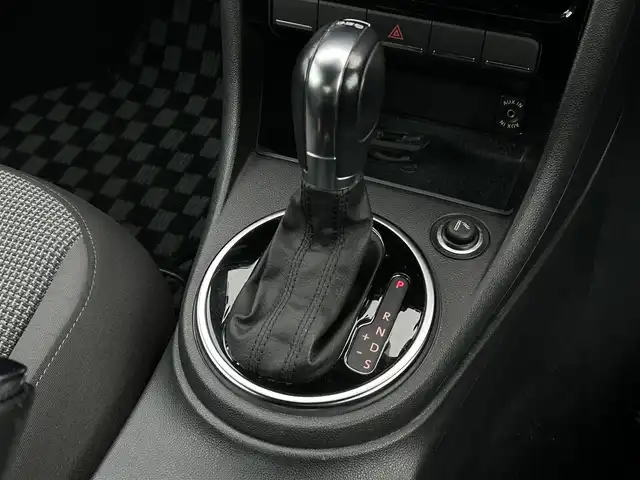 フォルクスワーゲン ザ・ビートル デザイン 宮崎県 2013(平25)年 7.3万km 黒 アルパイン8型ナビ/フルセグTV/CD/DVD/Bluetooth/AUX/バックカメラ/クルーズコントロール/ETC/純正フロアマット/社外アルミホイール17インチ/USBポート