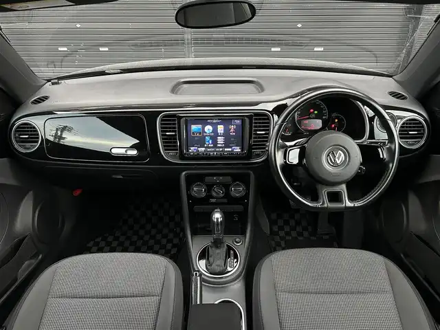 フォルクスワーゲン ザ・ビートル デザイン 宮崎県 2013(平25)年 7.3万km 黒 アルパイン8型ナビ/フルセグTV/CD/DVD/Bluetooth/AUX/バックカメラ/クルーズコントロール/ETC/純正フロアマット/社外アルミホイール17インチ/USBポート