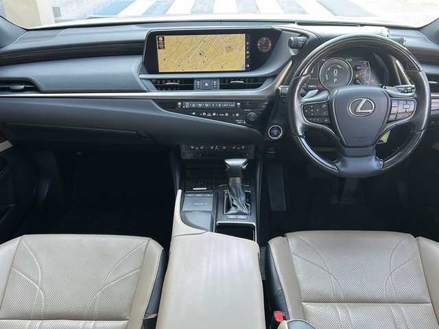 レクサス ＥＳ 300h バージョンL 広島県 2020(令2)年 6.1万km ソニッククォーツ 禁煙/ムーンルーフ/レクサスセーフティシステム/純正12.3インチナビ/CD/DVD/DTV/Bluetooth/Blu-ray/パノラミックビューモニター/デジタルインナーミラー/トランクスポイラー/レーダークルーズコントロール/クリアランスソナー/BSM/三眼LEDオートライト/オートマチックハイビーム/レザーシート/シートヒーター/シートベンチレーション/パワーシート/メモリーシート/ステアリングヒーター/ステアリングスイッチ/パドルシフト/ビルトインETC2.0/AC100V1500W電源/純正18インチアルミホイール/純正フロアマット/純正ドアバイザー