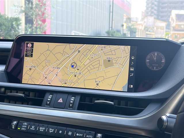 レクサス ＥＳ 300h バージョンL 広島県 2020(令2)年 6.1万km ソニッククォーツ 禁煙/ムーンルーフ/レクサスセーフティシステム/純正12.3インチナビ/CD/DVD/DTV/Bluetooth/Blu-ray/パノラミックビューモニター/デジタルインナーミラー/トランクスポイラー/レーダークルーズコントロール/クリアランスソナー/BSM/三眼LEDオートライト/オートマチックハイビーム/レザーシート/シートヒーター/シートベンチレーション/パワーシート/メモリーシート/ステアリングヒーター/ステアリングスイッチ/パドルシフト/ビルトインETC2.0/AC100V1500W電源/純正18インチアルミホイール/純正フロアマット/純正ドアバイザー