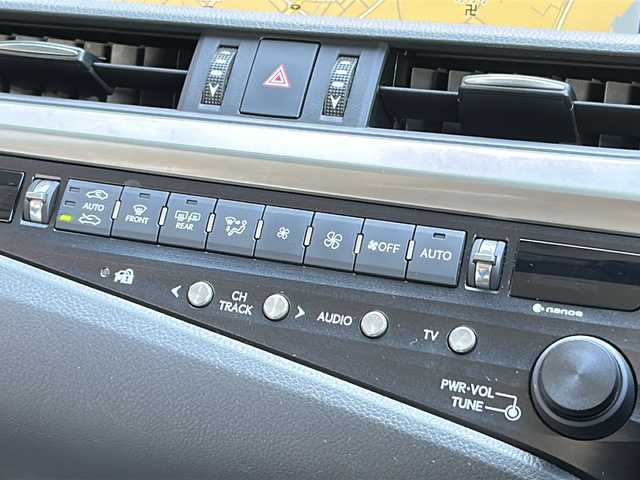 レクサス ＥＳ 300h バージョンL 広島県 2020(令2)年 6.1万km ソニッククォーツ 禁煙/ムーンルーフ/レクサスセーフティシステム/純正12.3インチナビ/CD/DVD/DTV/Bluetooth/Blu-ray/パノラミックビューモニター/デジタルインナーミラー/トランクスポイラー/レーダークルーズコントロール/クリアランスソナー/BSM/三眼LEDオートライト/オートマチックハイビーム/レザーシート/シートヒーター/シートベンチレーション/パワーシート/メモリーシート/ステアリングヒーター/ステアリングスイッチ/パドルシフト/ビルトインETC2.0/AC100V1500W電源/純正18インチアルミホイール/純正フロアマット/純正ドアバイザー