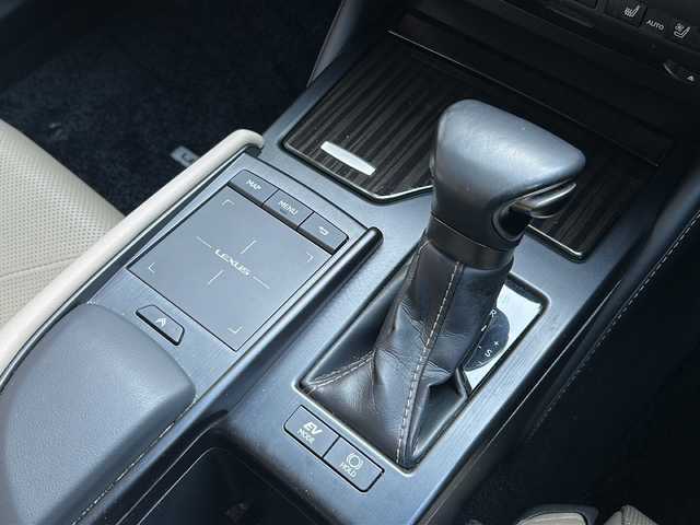 レクサス ＥＳ 300h バージョンL 広島県 2020(令2)年 6.1万km ソニッククォーツ 禁煙/ムーンルーフ/レクサスセーフティシステム/純正12.3インチナビ/CD/DVD/DTV/Bluetooth/Blu-ray/パノラミックビューモニター/デジタルインナーミラー/トランクスポイラー/レーダークルーズコントロール/クリアランスソナー/BSM/三眼LEDオートライト/オートマチックハイビーム/レザーシート/シートヒーター/シートベンチレーション/パワーシート/メモリーシート/ステアリングヒーター/ステアリングスイッチ/パドルシフト/ビルトインETC2.0/AC100V1500W電源/純正18インチアルミホイール/純正フロアマット/純正ドアバイザー