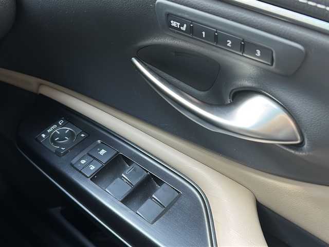 レクサス ＥＳ 300h バージョンL 広島県 2020(令2)年 6.1万km ソニッククォーツ 禁煙/ムーンルーフ/レクサスセーフティシステム/純正12.3インチナビ/CD/DVD/DTV/Bluetooth/Blu-ray/パノラミックビューモニター/デジタルインナーミラー/トランクスポイラー/レーダークルーズコントロール/クリアランスソナー/BSM/三眼LEDオートライト/オートマチックハイビーム/レザーシート/シートヒーター/シートベンチレーション/パワーシート/メモリーシート/ステアリングヒーター/ステアリングスイッチ/パドルシフト/ビルトインETC2.0/AC100V1500W電源/純正18インチアルミホイール/純正フロアマット/純正ドアバイザー