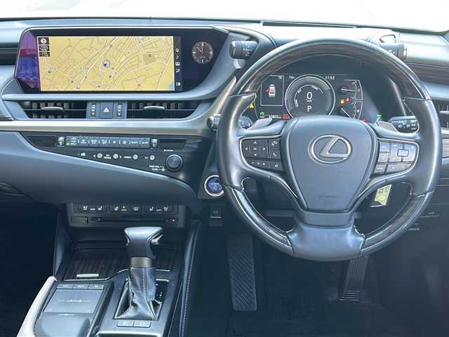 レクサス ＥＳ 300h バージョンL 広島県 2020(令2)年 6.1万km ソニッククォーツ 禁煙/ムーンルーフ/レクサスセーフティシステム/純正12.3インチナビ/CD/DVD/DTV/Bluetooth/Blu-ray/パノラミックビューモニター/デジタルインナーミラー/トランクスポイラー/レーダークルーズコントロール/クリアランスソナー/BSM/三眼LEDオートライト/オートマチックハイビーム/レザーシート/シートヒーター/シートベンチレーション/パワーシート/メモリーシート/ステアリングヒーター/ステアリングスイッチ/パドルシフト/ビルトインETC2.0/AC100V1500W電源/純正18インチアルミホイール/純正フロアマット/純正ドアバイザー