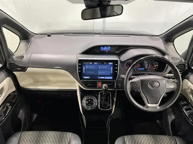 トヨタ ノア Si ダブルバイビーⅢ 愛知県 2020(令2)年 6.5万km ブラック 純正10インチナビ/モデリスタエアロ/衝突軽減ブレーキ/両側電動スライドドア/ビルトインETC2.0/LEDヘッドライト/バックカメラ/クルーズコントロール/フルセグTV/Bluetooth/コーナーセンサー/レーンキープアシスト/オートハイビーム/プッシュスタート/スマートキー/スペアキー/CD/DVD再生/アイドリングストップ/ミュージックサーバー/純正フロアマット/オートライト/禁煙車/社外17インチアルミホイール/ハーフレザーシート/ウィンカーミラー/電動格納ミラー/フォグランプ/Wエアコン/シートバックテーブル/ステアリングリモコン/ウッドコンビハンドル/横滑り防止装置