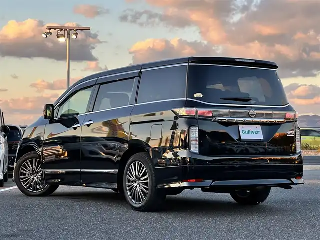 日産 エルグランド 250HWS プレミアム アーバンクロム 島根県 2023(令5)年 2.2万km 黒 登録時走行距離 21308km/ワンオーナー/純正SDナビ（MJ322D-W）/フルセグTV/オットマン/両側パワースライドドア/純正OPフロントスポイラー/エマージェンシーブレーキ/全方位カメラ/パワーバックドア/ブラインドスポットモニター/LEDヘッドライト/パワーシート（運転席/助手席）/シートメモリー（運転席）/シートヒーター（運転席/助手席）/スマートキー/ウィンカーミラー/電動格納ミラー/ビルトインETC/プッシュスタート/純正アルミ18インチ