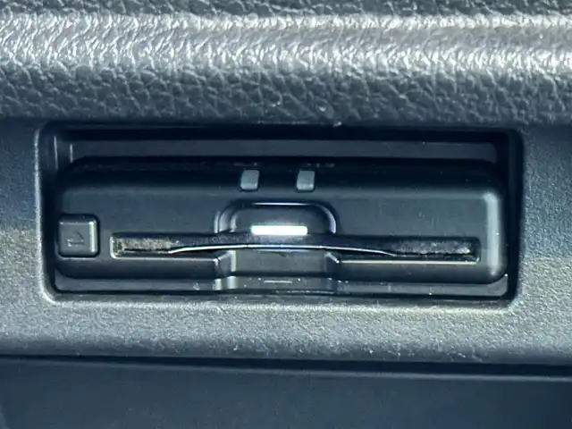 日産 エルグランド 250HWS プレミアム アーバンクロム 島根県 2023(令5)年 2.2万km 黒 登録時走行距離 21308km/ワンオーナー/純正SDナビ（MJ322D-W）/フルセグTV/オットマン/両側パワースライドドア/純正OPフロントスポイラー/エマージェンシーブレーキ/全方位カメラ/パワーバックドア/ブラインドスポットモニター/LEDヘッドライト/パワーシート（運転席/助手席）/シートメモリー（運転席）/シートヒーター（運転席/助手席）/スマートキー/ウィンカーミラー/電動格納ミラー/ビルトインETC/プッシュスタート/純正アルミ18インチ