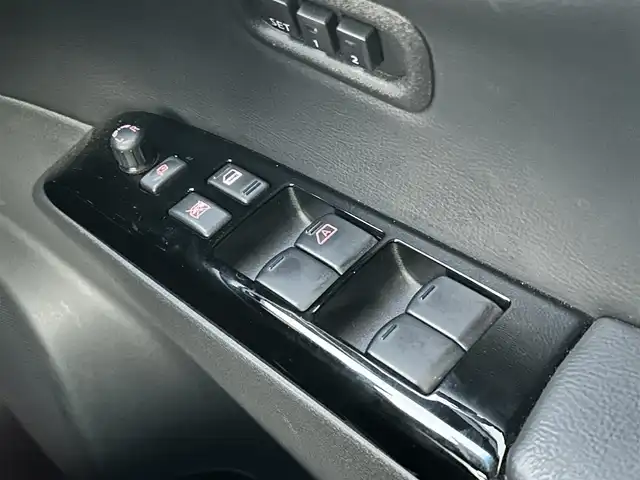 日産 エルグランド 250HWS プレミアム アーバンクロム 島根県 2023(令5)年 2.2万km 黒 登録時走行距離 21308km/ワンオーナー/純正SDナビ（MJ322D-W）/フルセグTV/オットマン/両側パワースライドドア/純正OPフロントスポイラー/エマージェンシーブレーキ/全方位カメラ/パワーバックドア/ブラインドスポットモニター/LEDヘッドライト/パワーシート（運転席/助手席）/シートメモリー（運転席）/シートヒーター（運転席/助手席）/スマートキー/ウィンカーミラー/電動格納ミラー/ビルトインETC/プッシュスタート/純正アルミ18インチ