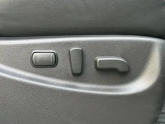 日産 エルグランド 250HWS プレミアム アーバンクロム 島根県 2023(令5)年 2.2万km 黒 登録時走行距離 21308km/ワンオーナー/純正SDナビ（MJ322D-W）/フルセグTV/オットマン/両側パワースライドドア/純正OPフロントスポイラー/エマージェンシーブレーキ/全方位カメラ/パワーバックドア/ブラインドスポットモニター/LEDヘッドライト/パワーシート（運転席/助手席）/シートメモリー（運転席）/シートヒーター（運転席/助手席）/スマートキー/ウィンカーミラー/電動格納ミラー/ビルトインETC/プッシュスタート/純正アルミ18インチ