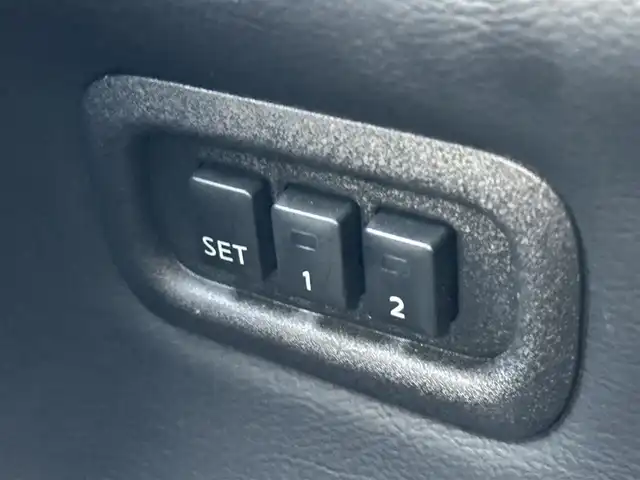 日産 エルグランド 250HWS プレミアム アーバンクロム 島根県 2023(令5)年 2.2万km 黒 登録時走行距離 21308km/ワンオーナー/純正SDナビ（MJ322D-W）/フルセグTV/オットマン/両側パワースライドドア/純正OPフロントスポイラー/エマージェンシーブレーキ/全方位カメラ/パワーバックドア/ブラインドスポットモニター/LEDヘッドライト/パワーシート（運転席/助手席）/シートメモリー（運転席）/シートヒーター（運転席/助手席）/スマートキー/ウィンカーミラー/電動格納ミラー/ビルトインETC/プッシュスタート/純正アルミ18インチ