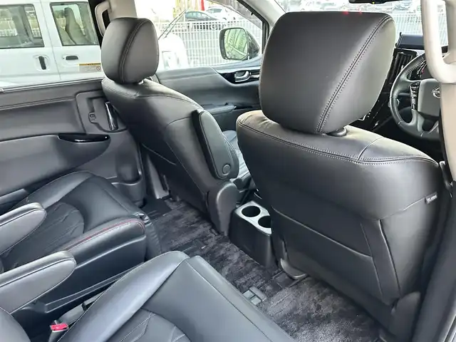 日産 エルグランド 250HWS プレミアム アーバンクロム 島根県 2023(令5)年 2.2万km 黒 登録時走行距離 21308km/ワンオーナー/純正SDナビ（MJ322D-W）/フルセグTV/オットマン/両側パワースライドドア/純正OPフロントスポイラー/エマージェンシーブレーキ/全方位カメラ/パワーバックドア/ブラインドスポットモニター/LEDヘッドライト/パワーシート（運転席/助手席）/シートメモリー（運転席）/シートヒーター（運転席/助手席）/スマートキー/ウィンカーミラー/電動格納ミラー/ビルトインETC/プッシュスタート/純正アルミ18インチ