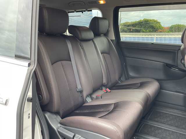 日産 エルグランド 250ハイウェイスターS 千葉県 2020(令2)年 2.1万km ピュアホワイトパール 純正メモリナビ/(フルセグTV/BT/CD/DVD/FM/AM)/全周囲カメラ/ナビ連動前後ドライブレコーダー/ブラインドスポットモニター/衝突被害軽減システム/車線逸脱警報/クルーズコントロール/ハーフレザーシート/両側パワースライドドア/横滑り防止装置/ビルトインETC/LEDヘッドライト/フォグランプ/オートライト/ウィンカーミラー/電動格納ミラー/純正18インチAW/シートリフター/プッシュスタート/スマートキー/フロアマット