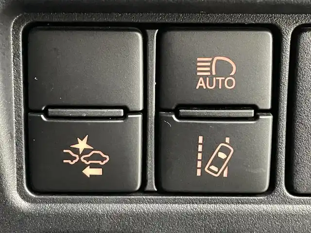 トヨタ ノア Si 福島県 2017(平29)年 3.8万km ブラック トヨタセーフティセンス/・衝突軽減/・車線逸脱警報/・オートハイビーム/フリップダウンモニター/純正１０インチナビ/・型番；NSZN-Z66T/・フルセグ/TV/BT/SD/USB/HDMI/CD/DVD/FM/AM/バックカメラ/両側パワースライドドア/レーダークルーズコントロール/LEDオートライト/・フォグライト/純正アルミホイール付きサマータイヤ/ETC/革ステアリング/・ステアリングリモコン/ロールサンシェード/純正フロアマット/純正ドアバイザー/ウィンカーミラー/・オートミラー/アイドリングストップ/プッシュスタート/・スマートキー