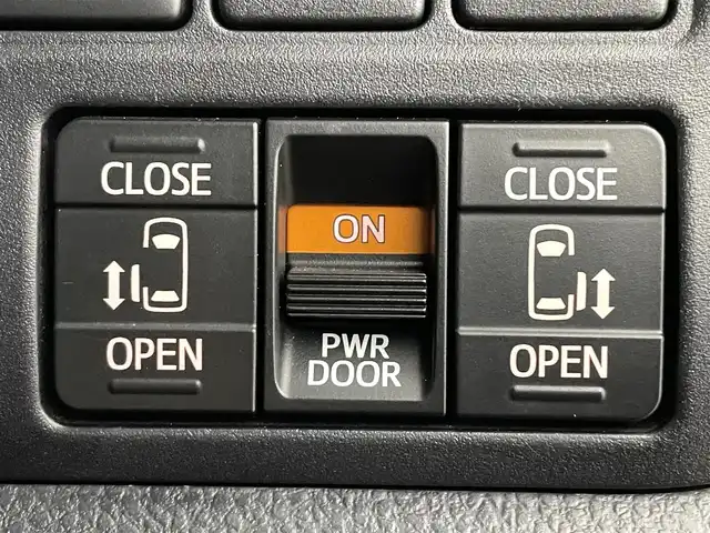 トヨタ ノア Si 福島県 2017(平29)年 3.8万km ブラック トヨタセーフティセンス/・衝突軽減/・車線逸脱警報/・オートハイビーム/フリップダウンモニター/純正１０インチナビ/・型番；NSZN-Z66T/・フルセグ/TV/BT/SD/USB/HDMI/CD/DVD/FM/AM/バックカメラ/両側パワースライドドア/レーダークルーズコントロール/LEDオートライト/・フォグライト/純正アルミホイール付きサマータイヤ/ETC/革ステアリング/・ステアリングリモコン/ロールサンシェード/純正フロアマット/純正ドアバイザー/ウィンカーミラー/・オートミラー/アイドリングストップ/プッシュスタート/・スマートキー