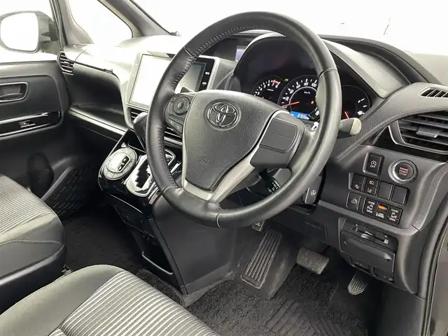 トヨタ ノア Si 福島県 2017(平29)年 3.8万km ブラック トヨタセーフティセンス/・衝突軽減/・車線逸脱警報/・オートハイビーム/フリップダウンモニター/純正１０インチナビ/・型番；NSZN-Z66T/・フルセグ/TV/BT/SD/USB/HDMI/CD/DVD/FM/AM/バックカメラ/両側パワースライドドア/レーダークルーズコントロール/LEDオートライト/・フォグライト/純正アルミホイール付きサマータイヤ/ETC/革ステアリング/・ステアリングリモコン/ロールサンシェード/純正フロアマット/純正ドアバイザー/ウィンカーミラー/・オートミラー/アイドリングストップ/プッシュスタート/・スマートキー