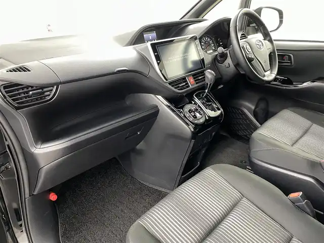 トヨタ ノア Si 福島県 2017(平29)年 3.8万km ブラック トヨタセーフティセンス/・衝突軽減/・車線逸脱警報/・オートハイビーム/フリップダウンモニター/純正１０インチナビ/・型番；NSZN-Z66T/・フルセグ/TV/BT/SD/USB/HDMI/CD/DVD/FM/AM/バックカメラ/両側パワースライドドア/レーダークルーズコントロール/LEDオートライト/・フォグライト/純正アルミホイール付きサマータイヤ/ETC/革ステアリング/・ステアリングリモコン/ロールサンシェード/純正フロアマット/純正ドアバイザー/ウィンカーミラー/・オートミラー/アイドリングストップ/プッシュスタート/・スマートキー