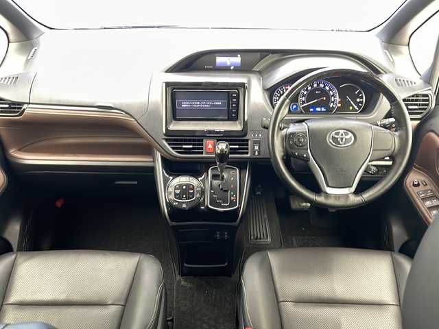 トヨタ エスクァイア Gi 沖縄県 2015(平27)年 4.7万km スパークリングブラックパールクリスタルシャイン 純正ナビ 【NSZT-W64】/　(TV Bluetooth CD/DVD)　/フリップダウンモニター　/バックカメラ　/両側パワースライドドア　/前後ドライブレコーダー　/クルーズコントロール　/プッシュスタート　/スマートキー　/レザーシート　/ＥＴＣ