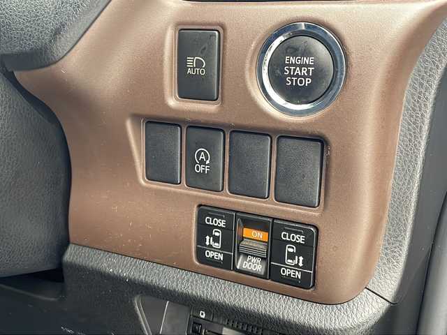 トヨタ エスクァイア Gi 沖縄県 2015(平27)年 4.7万km スパークリングブラックパールクリスタルシャイン 純正ナビ 【NSZT-W64】/　(TV Bluetooth CD/DVD)　/フリップダウンモニター　/バックカメラ　/両側パワースライドドア　/前後ドライブレコーダー　/クルーズコントロール　/プッシュスタート　/スマートキー　/レザーシート　/ＥＴＣ