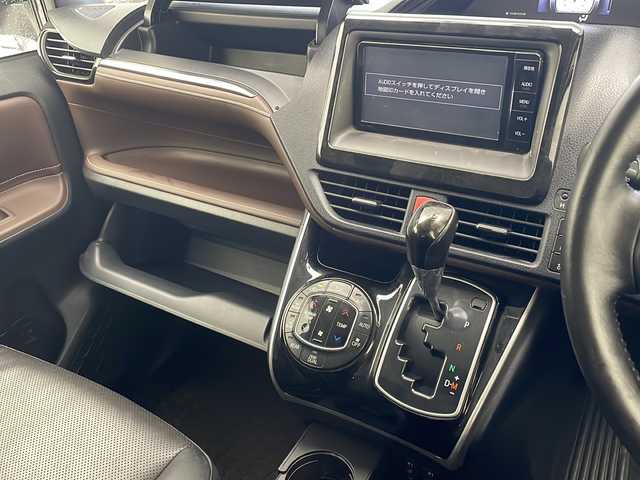 トヨタ エスクァイア Gi 沖縄県 2015(平27)年 4.7万km スパークリングブラックパールクリスタルシャイン 純正ナビ 【NSZT-W64】/　(TV Bluetooth CD/DVD)　/フリップダウンモニター　/バックカメラ　/両側パワースライドドア　/前後ドライブレコーダー　/クルーズコントロール　/プッシュスタート　/スマートキー　/レザーシート　/ＥＴＣ