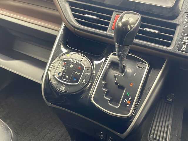 トヨタ エスクァイア Gi 沖縄県 2015(平27)年 4.7万km スパークリングブラックパールクリスタルシャイン 純正ナビ 【NSZT-W64】/　(TV Bluetooth CD/DVD)　/フリップダウンモニター　/バックカメラ　/両側パワースライドドア　/前後ドライブレコーダー　/クルーズコントロール　/プッシュスタート　/スマートキー　/レザーシート　/ＥＴＣ