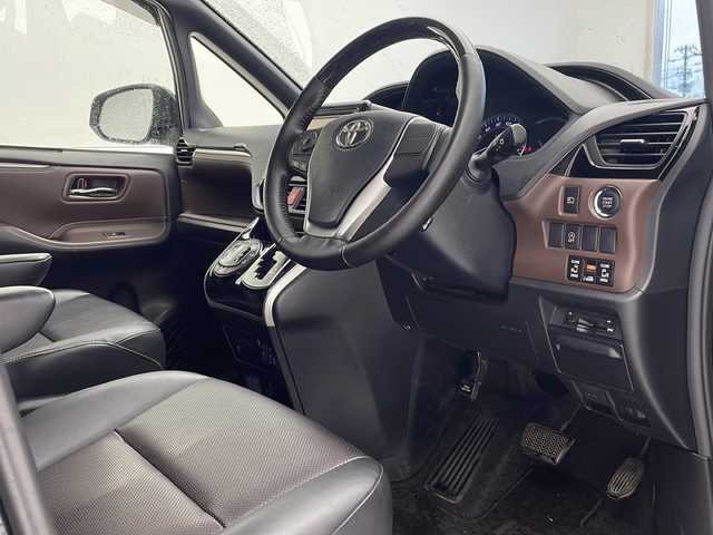 トヨタ エスクァイア Gi 沖縄県 2015(平27)年 4.7万km スパークリングブラックパールクリスタルシャイン 純正ナビ 【NSZT-W64】/　(TV Bluetooth CD/DVD)　/フリップダウンモニター　/バックカメラ　/両側パワースライドドア　/前後ドライブレコーダー　/クルーズコントロール　/プッシュスタート　/スマートキー　/レザーシート　/ＥＴＣ